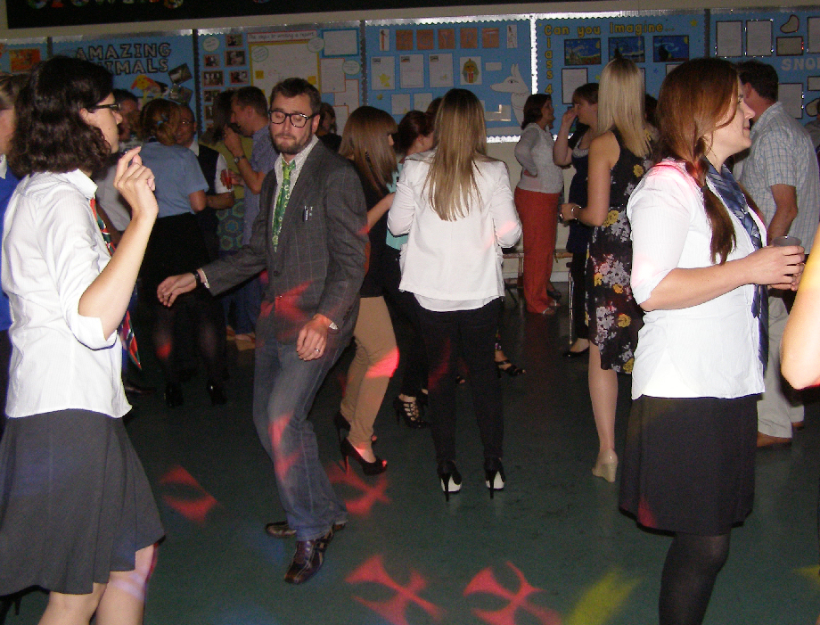 mobile-disco-gravesend-dancers-01.jpg